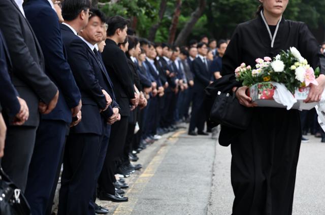 지난 4일 서울대병원 장례식장에서 시청역 인근 역주행 교통사고로 사망한 신한은행 직원의 발인식이 엄수되고 있다. 연합뉴스