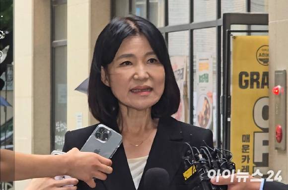 8일 오전 이진숙 방송통신위원장 후보자가 과천정부청사 인근에 마련된 청문준비단 임시사무실에 출근하는 길에 취재진과 만나 질의응답을 이어가고 있다. [사진=안세준 기자]