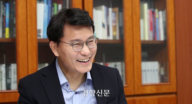 윤상현 국민의힘 당대표 후보가 7일 서울 여의도 국회 의원회관에서 경향신문과 인터뷰를 하고 있다. 권도현 기자