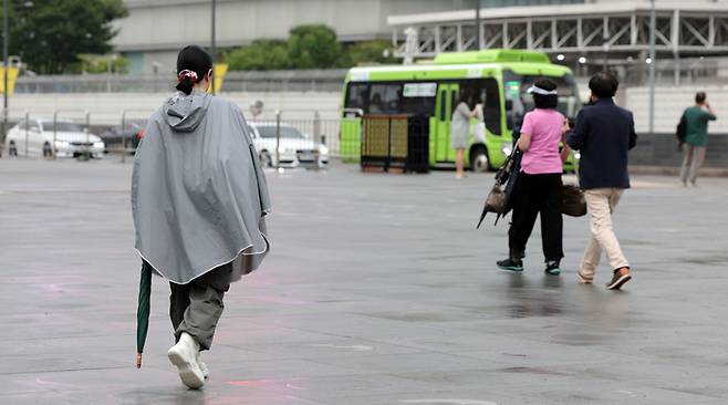 장맛비가 내리는 8일 오전 서울 종로구 광화문광장에서 출근길 시민들이 발걸음을 옮기고 있다. 연합뉴스