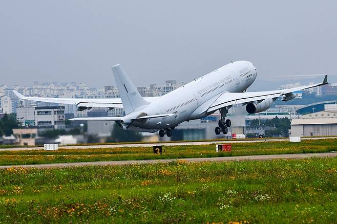 공군  KC-330 공중급유 수송기가 8일 대구 기지에서 이륙하고 있다. 공군 제공