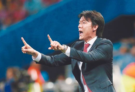 Korean national team manager Hong Myung-bo gives instructions to his players during the first half in a game against Belgium during the 2014 World Cup in Sao Paulo, Brazil. [YONHAP]