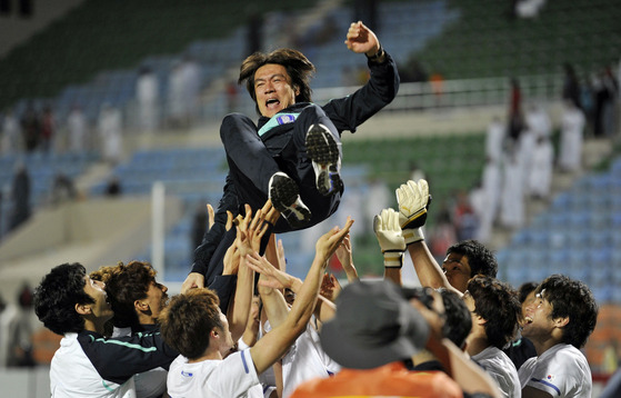 Korea players celebrate with their manager, Hong Myung-bo, after defeating Oman in a qualifying match for the 2012 London Olympics on Feb. 22, 2012. [REUTERS/YONHAP]