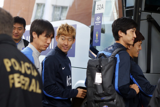 Korean national team manager Hong Myung-bo, second from left, and Son Heung-min leave the team hotel for a closed training session in preparation for their match against Algeria during the 2014 World Cup in Foz do Iguacu, Brazil on June 20, 2014. [REUTERS/YONHAP]