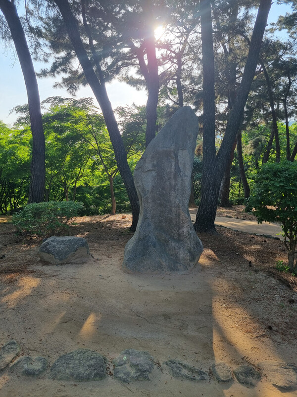 김해시 구지봉에 20여 년 의미 없는 돌이 세워져 있어 논란이 인다. /이수경 기자