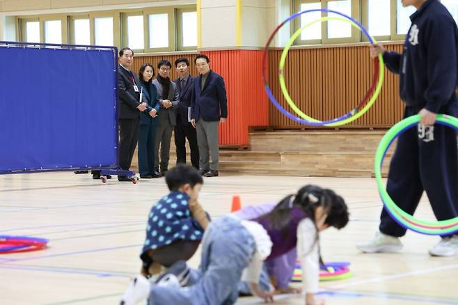 임태희교육감과 관계자가 늘봄교실 모습을 참관하고 있다./사진제공=경기도교육청