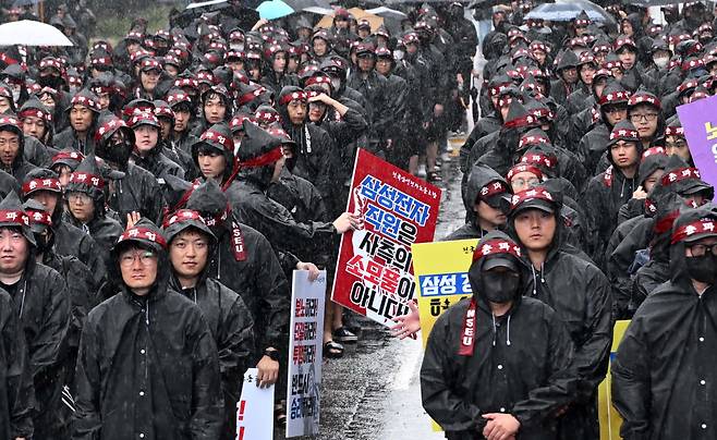 삼성전자 최대 노조인 전국삼성전자노동조합이 8일부터 사흘간 총파업에 나선다. 이날 오전 경기 화성시 삼성전자 화성사업장 H1 정문 앞에서 열린 총파업 궐기대회에 참석한 노조원들이 구호를 외치고 있다. 오는 10일까지 이어지는 이번 파업은 창사 55년만의 첫 총파업이다. 화성=이상섭 기자