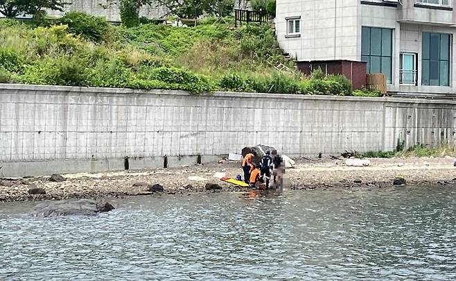 [창원=뉴시스] 강경국 기자 = 경남 창원해경 구조대원들이 7일 오전 거제시 가조도 해상에서 제트스키를 타다 바다에 빠진 사람들을 구조하고 있다. (사진=창원해경 제공). 2024.07.08. photo@newsis.com *재판매 및 DB 금지