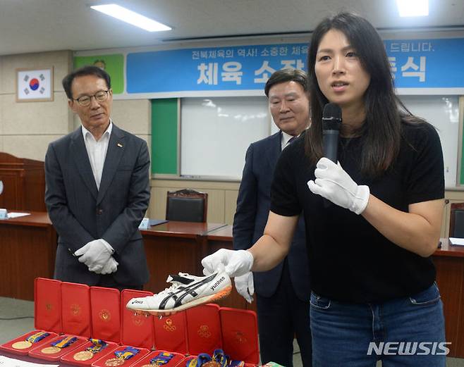 [전주=뉴시스] 김얼 기자 = 최윤희 장대높이뛰기 메달리스트가 8일 전북 전주시 전북특별자치도체육회에서 열린 체육 소장품 기증식에 참석해 기증품을 설명하고 있다. 2024.07.08. pmkeul@newsis.com