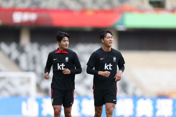 한국 남자축구 국가대표 설영우와 김영권이 지난해 11월 20일 중국 선전유니버시아드스포츠센터에서 열린 2026 북중미월드컵 아시아 지역 2차 예선 C조 중국과의 원정 경기를 앞두고 훈련하고 있다. 대한축구협회 제공