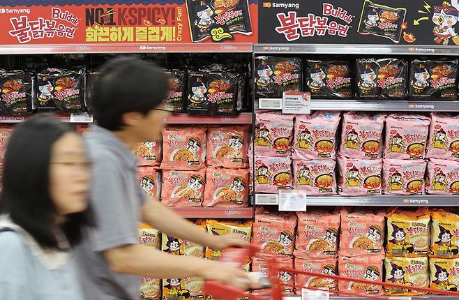 7월3일 농림축산식품부는 올해 6개월간 라면 수출액이 지난해 동기보다 32.3% 증가한 5억9000만 달러(약 8000억원)로 집계됐다고 밝혔다. ⓒ연합뉴스