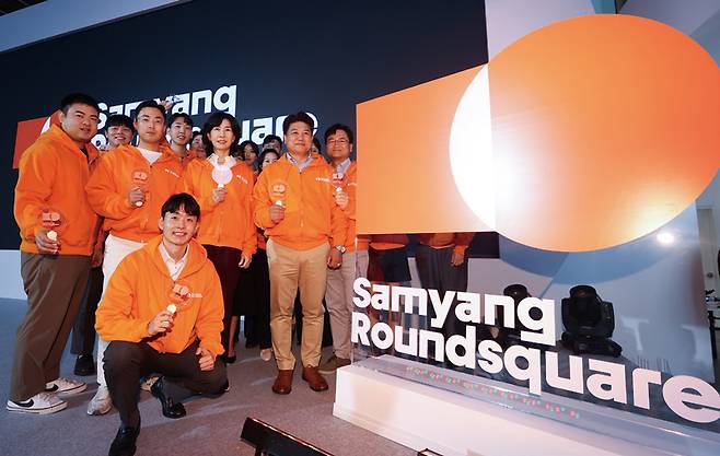 김정수 삼양라운드스퀘어 부회장, 김동찬 삼양식품 대표, 정우종 삼양애니 대표가 2023년 9월14일 삼양라운드스퀘어 삼양라면 60주년 비전선포식에서 임직원들과 기념촬영을 하고 있다. ⓒ연합뉴스