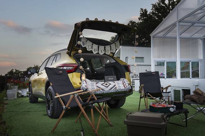 차크닉 콘셉트로 꾸며진 트랙스 크로스오버. 풀플랫이 되는 데다  2열을 접으면 공간이 기대 이상으로 넓어 차박도 충분히 소화할 수 있다. 사진제공 ｜GM