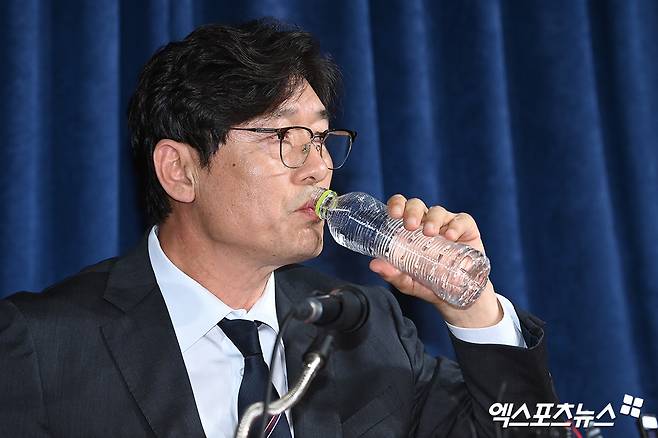 이임생 기술총괄이사가 8일 서울 종로구 신문로에 있는 축구회관에서 홍명보 축구 국가대표팀 선임과 관련해 홍 감독이 최종 후보에 오른 다른 외국인 감독과 비교우위에 있었다고 말했다.&nbsp;고아라 기자