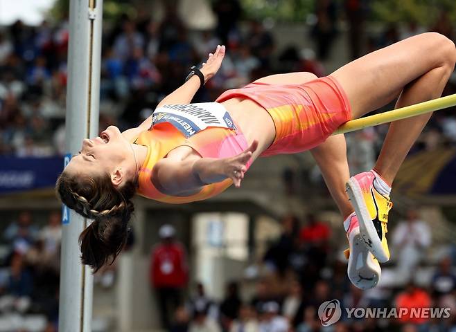 바를 넘는 마후치크 (파리 로이터=연합뉴스) 마후치크가 8일(한국시간) 프랑스 파리 샤를레티 스타디움에서 열린 2024 세계육상연맹 파리 다이아몬드리그 여자 높이뛰기 결선에서 바를 넘고 있다. 이날 마후치크는 2ｍ10을 넘어 세계 신기록을 세웠다.