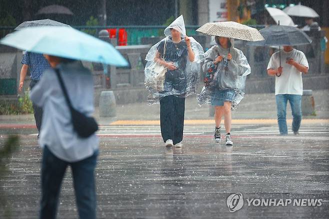 장마 (서울=연합뉴스) 진연수 기자 = 전국적으로 장맛비가 내린 지난 2일 오후 서울 종로구 일대에서 우산을 쓴 시민들이 이동하고 있다. 2024.7.2 jin90@yna.co.kr