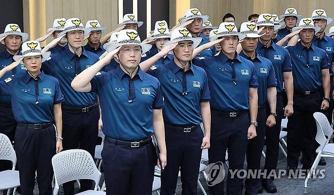 파리올림픽 지키러 갑니다. (서울=연합뉴스) 한상균 기자 = 8일 경찰청에서 '2024년 파리올림픽·패럴림픽 안전지원단'이 발대식 참석자에게 인사하고 있다. 경찰청은 대회 동안 31명을 프랑스에 파견한다. 프랑스는 지난 2월 각국 정부에 경찰력 파견을 공식 요청했다. 2024.7.8 xyz@yna.co.kr