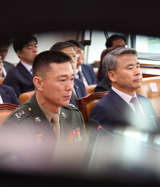 지난 21일 오전 ‘순직 해병 진상규명 방해 및 사건은폐 등의 진상규명을 위한 특별검사 임명법’(채상병특검법)에 대한 입법청문회가 진행되는 국회 법제사법위원회 전체회의에 출석한 이종섭 전 국방부 장관과 임성근 전 해병대 1사단장(왼쪽)이 위원 질의를 경청하고 있다. (사진=연합뉴스)