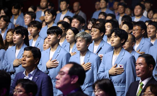 9일 오후 서울 송파구 올림픽공원 올림픽홀에서 열린 2024 파리하계올림픽대회 결단식에서 국가대표 선수와 참석자들이 국기에 경례하고 있다. 사진=연합뉴스