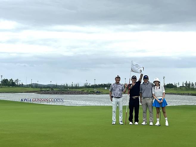 9일 열린 KPGA 군산CC 오픈 프로암대회에서 한승수와 한 조를 이룬 일반인 골퍼들이 9번홀에서 밝게 웃으며 기념 촬영을 하고 있다.