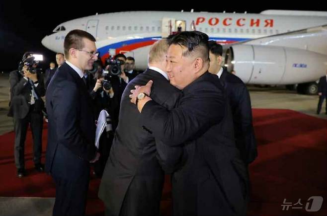 (평양 노동신문=뉴스1) =김정은 총비서가 지난 달 평양국제공항에서 푸틴 대통령을 배웅하는 모습. [국내에서만 사용가능. 재배포 금지. DB 금지. For Use Only in the Republic of Korea. Redistribution Prohibited] rodongphoto@news1.kr