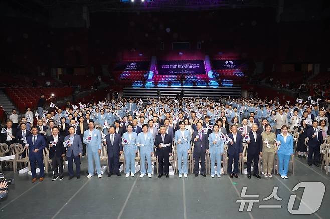 9일 서울 송파구 올림픽공원 올림픽홀에서 열린 2024 파리올림픽 선수단 결단식에서 한덕수 국무총리와 유인촌 문화체육관광부 장관, 이기흥 대한체육회장 및 참가 선수단이 기념 촬영하고 있다. (공동취재) 2024.7.9/뉴스1 ⓒ News1 이동해 기자