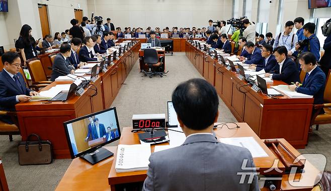 이창용 한국은행 총재가 9일 서울 여의도 국회에서 열린 기획재정위원회 2차 전체회의에 출석해 업무보고를 하고 있다. 2024.7.9/뉴스1 ⓒ News1 안은나 기자