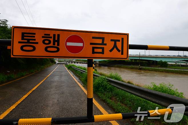 9일 오전 경북 포항시 남구 연일읍 섬안대교 하부도로가 폭우로 통제되고 있다. 2024.7.9/뉴스1 ⓒ News1 최창호 기자