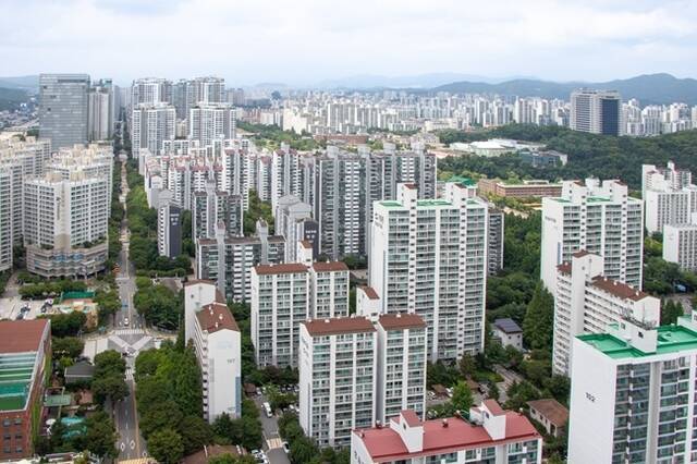 대한토지신탁은 코람코자산신탁과 컨소시엄을 체결하고 경기 성남시 '분당 정자일로 통합재건축 추진준비위원회'와 신탁방식 정비 사업 추진을 위한 예비신탁사 지정 업무협약을 맺었다. 사진은 분당 정자일로 전경. /대한토지신탁