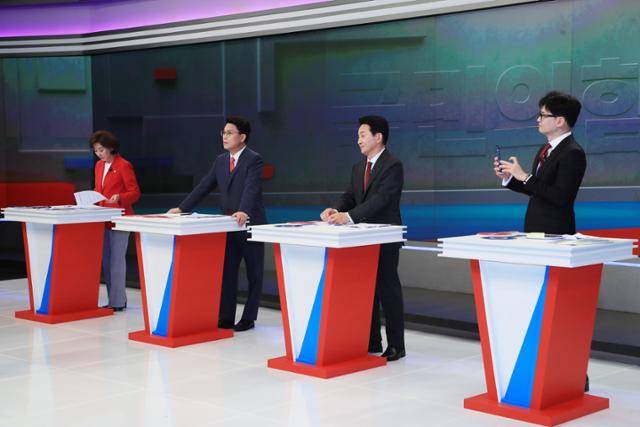 나경원(왼쪽부터) 윤상현 원희룡 한동훈 국민의힘 당대표 후보가 9일 오후 서울 중구 TV조선에서 열린 첫 방송 토론회에 참석해 토론 준비를 하고 있다. 뉴시스