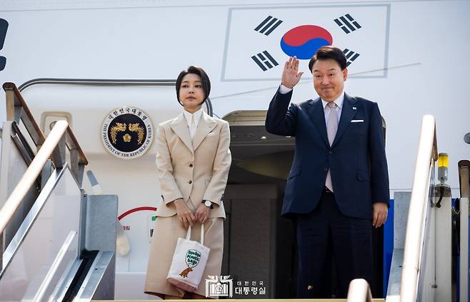 지난달 10일 중앙아시아 3개국 국빈 방문을 위해 서울공항에서 출국하는 윤석열 대통령 부부 (사진, 대통령실)