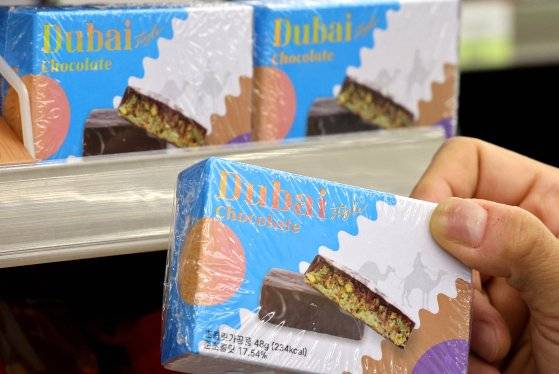 8일 서울의 한 CU편의점에 '두바이 스타일 초콜릿'이 진열돼 있다.   CU는 '두바이 스타일 초콜릿' 초도 물량 20만 개가 하루 만에 매진됐다고 밝혔다. 이 제품은 최근 SNS를 중심으로 입소문이 퍼지며 인기몰이 중이다. 뉴스1