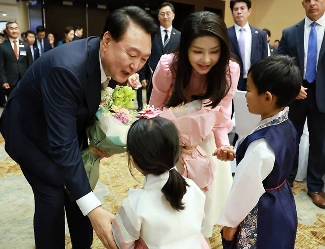 윤석열 대통령과 김건희 여사가 8일(현지시간) 미국 하와이 호놀룰루 셰러턴 호텔에서 열린 동포간담회에서 아이들로부터 꽃다발을 받고 있다. 연합뉴스