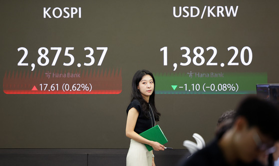 A screen in Hana Bank’s trading room in central Seoul shows the Kospi opening on Tuesday. [YONHAP]