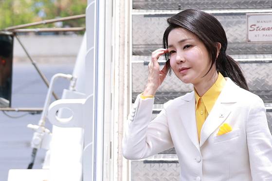 First lady Kim Keon Hee arrives at Hickam Air Force Base in Honolulu, Hawaii, on Monday. [YONHAP]