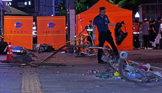 1일 오후 서울 중구 시청역 교차로에 대형 교통사고가 발생해 출동한 119구급대와 경찰 등이 사고 현장을 수습하고 있다. 뉴시스