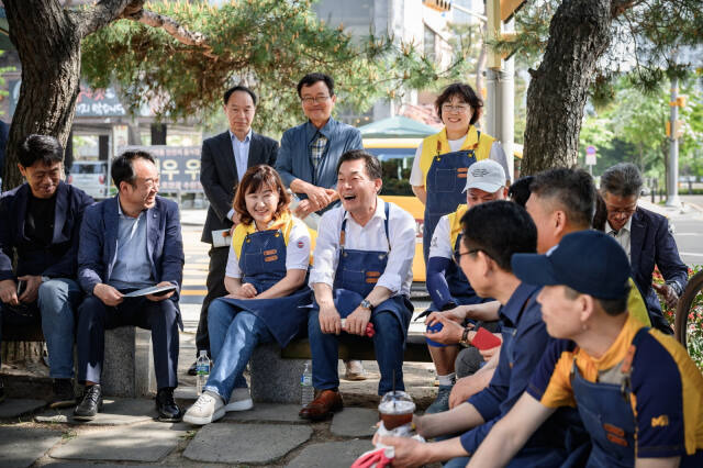 이재준 수원특례시장이 수원시민들과 함께 정원을 가꾼 뒤 이야기를 나누고 있다. 수원특례시 제공