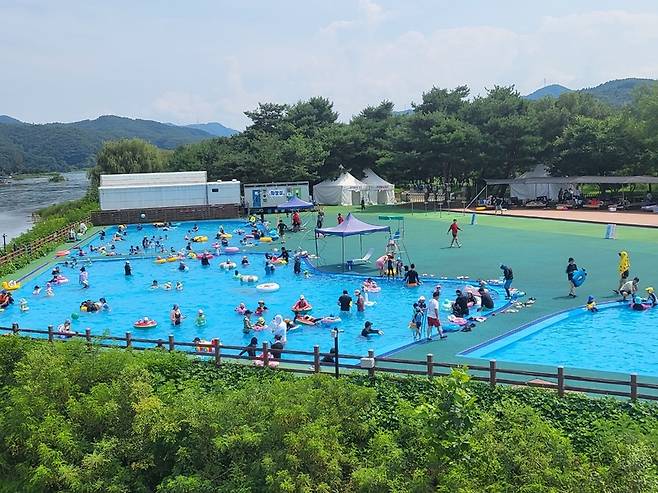 경기 가평군 자라섬 야외수영장 / 사진=가평군 제공