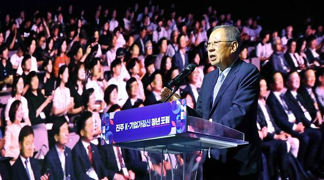 류진 한국경제인협회 회장이 9일 경남 진주 소재 경상국립대 칠암캠퍼스에서 열린 제2회 진주 K-기업가정신 청년 포럼에서 기조연설을 하고 있다. 류 회장은 청년에게 기업가정신에 대해 설명하며 용기 있는 도전을 강조했다. 매일경제와 진주 K-기업가정신재단이 주최한 이번 포럼에는 청년, 창업가, 대기업 임직원 등 500여 명이 참석했다.  진주 한주형 기자