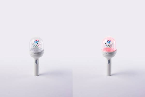 K-팝 응원문화의 상징인 응원봉이 파리올림픽에서 응원열기를 돋운다.  / 사진 = 하이브