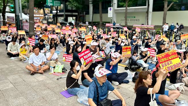 서울시가 올림픽파크 포레온 정비구역 내 중학교 용지를 내년 4월 교육부 중앙투자심사가 완료될 때까지 유지하기로 했다. 사진은 지난 6일 서울시청 앞에서 열린 올림픽파크 포레온 입주예정자들의 서울시 규탄 집회 모습. /사진=김성아 기자
