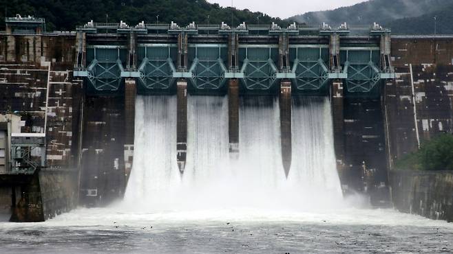 한국수자원공사가 홍수조절을 위해 9일 대청댐 수문을 개방했다. 사진은 9일 대청댐이 수문을 개방한 모습. /사진=뉴스1