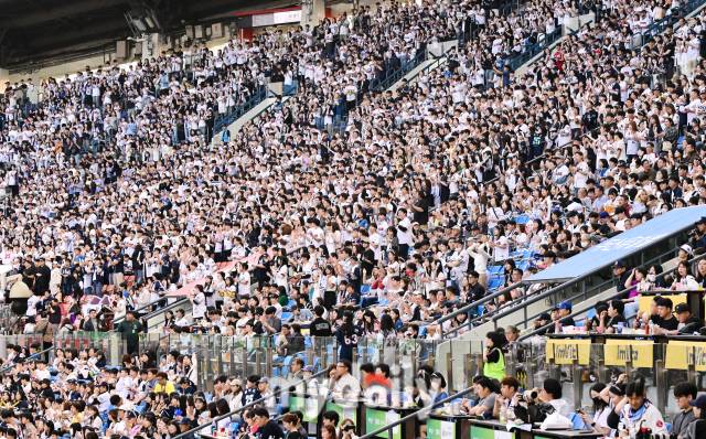 2024년 5월 17일 서울 잠실야구장에서 진행된 '2024 신한 SOL 뱅크 KBO 리그' 롯데-두산의 경기 만원 관중을 기록한 잠실야구장에서 두산 팬들이 열정적인 응원을 펼치고 있다./마이데일리