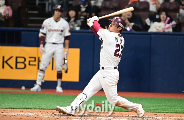 2024년 4월 7일 오후 서울 고척스카이돔에서 '2024 신한 SOL Bank KBO리그' 한화 이글스와 키움 히어로즈의 경기가 열렸다. 키움 예진원이 타격하고 있다./마이데일리