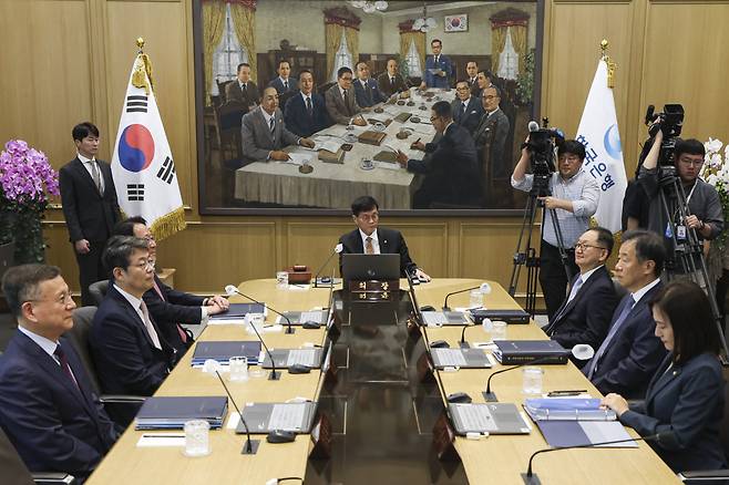 이창용(가운데) 한국은행 총재가 서울 중구 한국은행에서 열린 금융통화위원회를 주재하고 있다. 연합뉴스