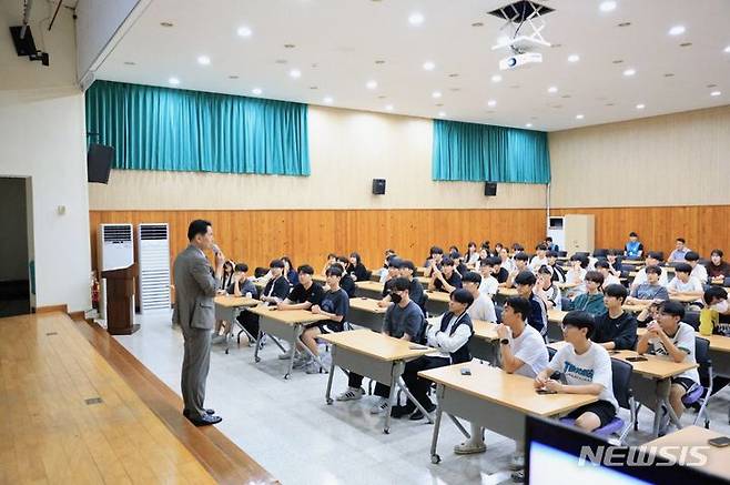 [전북=뉴시스] 전북특별자치도의회 전용태 의원이 도교육청 학생해양수련원에서 무주고등학교 1학년 80여 명을 대상으로 ‘지방의회와 지역발전’이라는 주제로 특강을 진행하고 있다.  *재판매 및 DB 금지