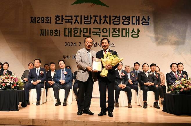 [창녕=뉴시스] 성낙인 경남 창녕군수가 9일 일산 킨텍스에서 열린 2024년 제29회 한국지방자치경영대상 시상식에서 '최고경영자상'을 수상하고 있다. (사진=한국공공자치연구원 제공) 2024.07.09. photo@newsis.com *재판매 및 DB 금지