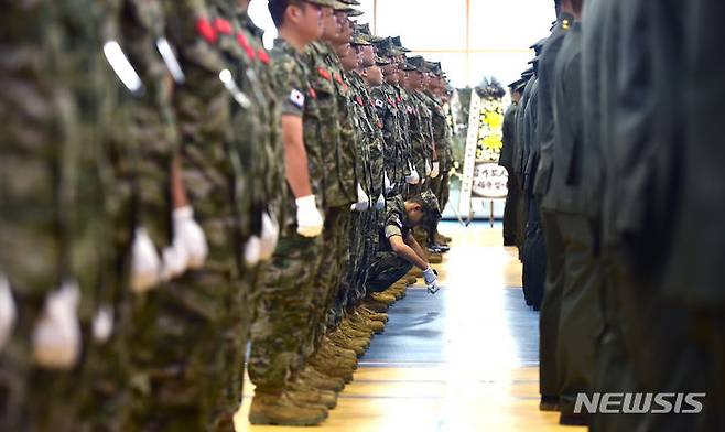 [포항=뉴시스] 이무열 기자 = 지난해 7월 경북 포항시 남구 해병대 1사단 내 김대식 관에서 엄수된 고(故) 채수근 상병 영결식에서 한 해병대원이 주저앉아 있다. 채 상병은 집중호우 피해지역인 경북 예천군에서 실종자 수색 중 급류에 휩쓸려 순직했다. 2023.07.22. lmy@newsis.com