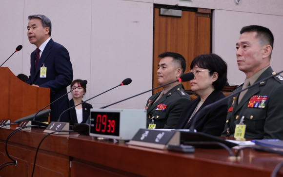 이종섭(왼쪽) 전 국방부 장관이 지난달 21일 국회 법제사법위원회에서 열린 ‘순직 해병 진상 규명 방해 및 사건 은폐 등의 진상 규명을 위한 특별검사 임명법’(채상병 특검법)에 대한 입법 청문회에서 증인 선서를 거부한 이유를 밝히고 있다. 2024.6.21 연합뉴스