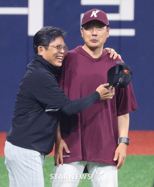 [포토] 양상문 '감독이 외야까지 영접을 나오다니~'